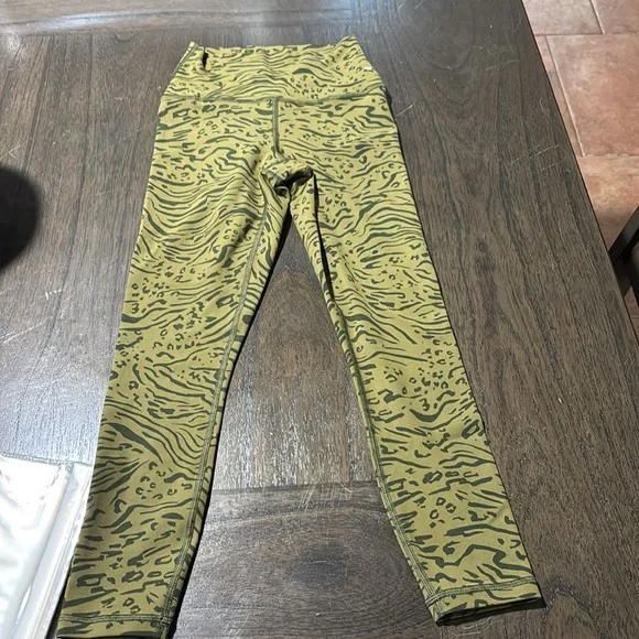 NWOT Athleta Transcend 7/8 Tight Animal Print Olive Green leggings - Picture 5 of 5